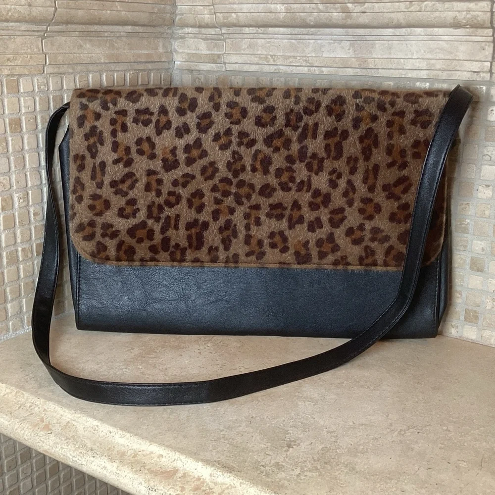 LAPTOPS/IPADS/LEGAL DOCUMENTS THIN SHOULDER BAG 15” x 10” BlK/LEOPARD PRINT
